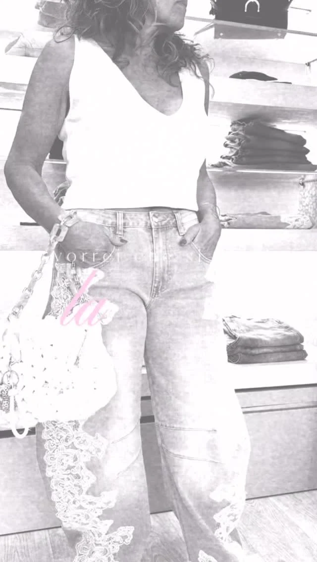 Come vorrei di vestisse la Sabri 😍😜 

Riusciremo a convincerla a portarsi a casa almeno uno di questi look ?! 😎😁