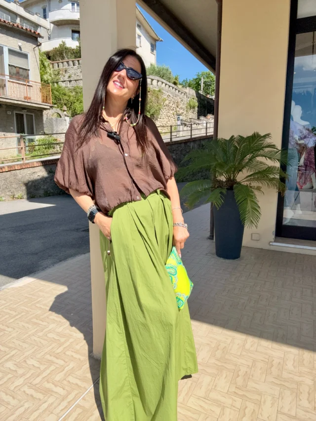 Finalmente arrivate queste bellissime panta gonne in 100% cotone! Fresche, leggere e super comode da indossare, perfette per l’estate. Disponibili in tre colori, uno più bello dell’altro. 😍
Io le adoro perché hanno una vestibilità morbida e stanno bene sia con una t-shirt semplice che con una camicetta più elegante.
Qual è il vostro colore preferito? 🤍 #estate #estate2026#Verde #Nero #Lime
