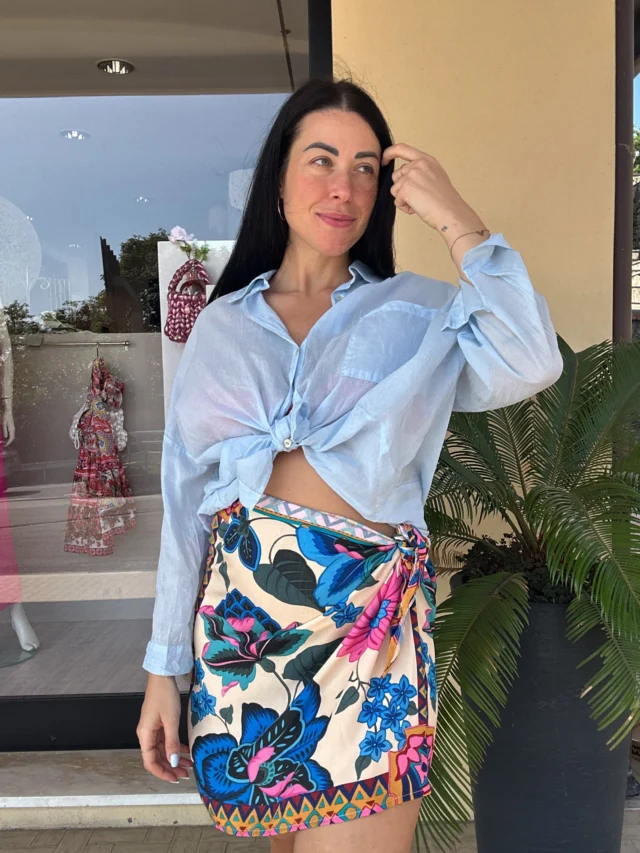 Camicie in cotone leggere e fresche, abbinate alle gonne fantasia pareo: il look perfetto per l’estate, pratico e super di tendenza 🌈

Disponibili in diversi colori per creare ogni giorno un outfit diverso 😍✨

E la cosa migliore? Sono nuovi arrivi… già in saldo! 🔥