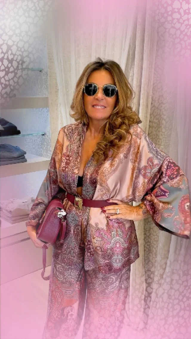 NUOVI ARRIVI DA CHIC! 🍂🛍️
📲 ORDINA ORA IN DM O SU WHATSAPP ➔ +39 389 838 1855
🚚 Spedizioni flash in 24/48h in tutta Italia! 🇮🇹

✨ Seguici su @chicabbigliamentosm

Non farti scappare i capi più amati della nuova collezione!
Scegli il tuo outfit prima che si esaurisca 😍

Indossati nel video:
🍫 Outfit 1: Pantaloni Cioccolato Trama Intrecciata (anche Panna) + Camicetta Rouches (anche Nera) + Eco Pellicciotto con Tasche
✨ Outfit 2: Gonna Micropaillettes + Maglietta Fiocco TU + Giacca Ecopelle (anche in Nero)
🤎 Outfit 3: Camicia + Jeans Marrone + Borsa Marrone con Fibbia (anche Panna)
🐆 Outfit 4: Vestito Leopardato + Cardigan Marrone Lungo (anche Panna) + Collana
👘 Outfit 5: Completo Kimono TU + Borsa + Cintura
☕ Outfit 6: Tuta Marrone (anche Nero, Blu, Grigio) + Maglia in Pizzo (anche Bordeaux e Nera) + Cappellino Marrone
🍷 Outfit 7: Pantaloni Ecopelle Bordeaux (anche Nero) + Camicia + Pellicciotto Blu + Collana
🐊 Outfit 8: Giacca Coccodrillo (anche Marrone) + Cashmerina + Foulard + Pantalone Verde Oliva

📩 Per info e prezzi contattateci in DM o su WhatsApp!

📍 Preferisci provarli di persona?
Vieni a trovarci in negozio:
Via del Serrone, 154 a Murata (RSM)

🎥 @saracosta.smm 
•
•
•
•
•
Abbigliamento donna San Marino
Nuova collezione autunno inverno
Negozio di vestiti con stile
Outfit casual e chic
#chicabbigliamento #nuovacollezione #autunnoinverno #abbigliamentodonna #sanmarino