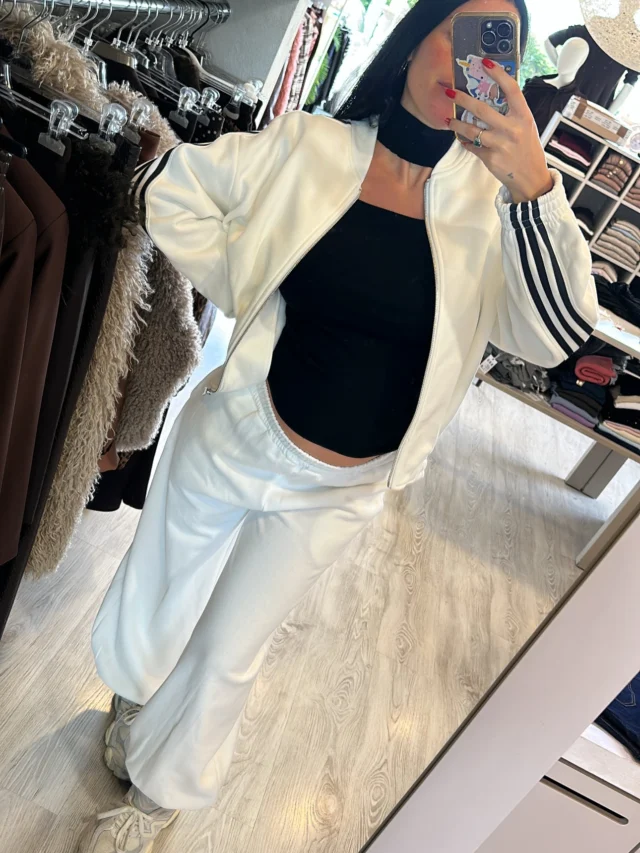 ✨ Comfort sì, ma con stile! 🤍

La tuta sporty chic che amerai indossare ogni giorno: comoda, super versatile e perfetta per creare look casual dal tocco glamour. 😍

Disponibile in due varianti colore 🩶🤍

Quale versione scegli? 👇

📩 Scrivici in DM per info su prezzi e taglie!

#ChicAbbigliamento#NuoviArrivi#TutaDonna#SportyChic#AbbigliamentoDonna