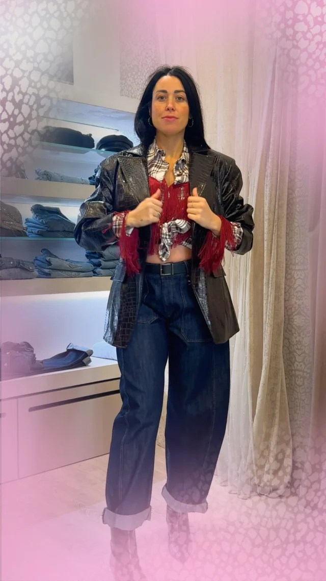 NUOVI ARRIVI DA CHIC! 🍂🛍️
📲 ORDINA ORA IN DM O SU WHATSAPP ➔ +39 389 838 1855
🚚 Spedizioni flash in 24/48h in tutta Italia! 🇮🇹

✨ Seguici su @chicabbigliamentosm

Cerchi l’outfit perfetto per questa stagione? 
🍁 Abbiamo selezionato per te i capi più richiesti della nuova collezione!

Che tu stia cercando un look casual per tutti i giorni, un abbigliamento comodo e pratico o un capo più chic ed elegante, da noi troverai lo stile giusto per valorizzarti in ogni occasione.

Attenzione però: le disponibilità sono limitate e i capi stanno già andando a ruba! 🏃‍♀️

Non farti scappare le novità più amate, scegli il tuo look prima che vada definitivamente sold out 😍

📍 Preferisci provarli di persona?
Vieni a trovarci in negozio:
Via del Serrone, 154 a Murata (RSM)

🎥 @saracosta.smm
•
•
•
•
•
Abbigliamento donna San Marino
Nuova collezione autunno inverno
Negozio di vestiti con stile
Outfit casual e chic
#chicabbigliamento #nuovacollezione #autunnoinverno #abbigliamentodonna #sanmarino